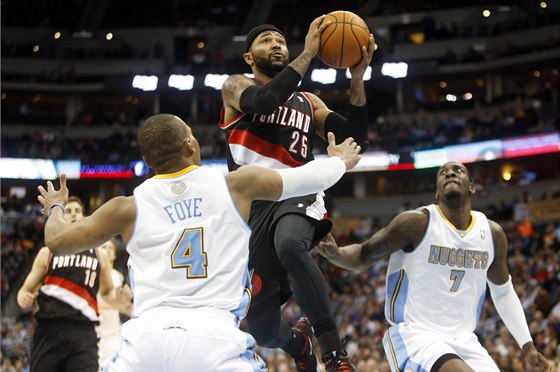 Mezi obranou Denveru poletuje Mo Williams z Portlandu.