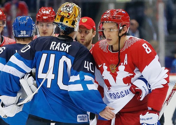 Ruský útoník Alexander Ovekin gratuluje finskému gólmanovi Tuukkovi Raskovi k