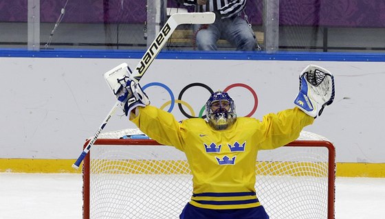 JÁ JSEM KRÁL. védský branká Henrik Lundqvist slaví postup do finále