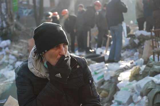 Jeden z demonstrant na námstí Nezávislosti v centru Kyjeva (21. února 2014)