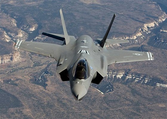 Letoun F-35 Lightning II, který má nahradit osvdené rozíené stroje F-16