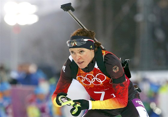 Nmecká biatlonistka Evi Sachenbacherová-Stehleová pi olympijském závodu ve...