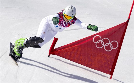 eská snowboardistka Ester Ledecká pi olympijské tvrtfinálové jízd v...