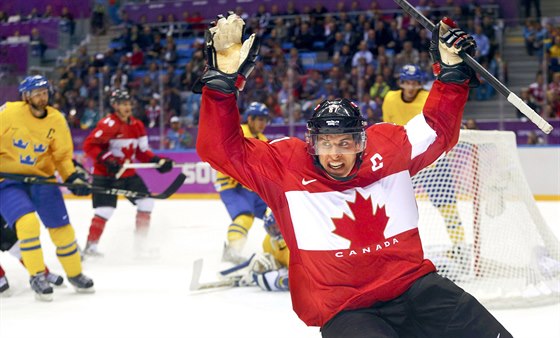 Kanadský centr Sidney Crosby se raduje z branky v olympijském finále proti...