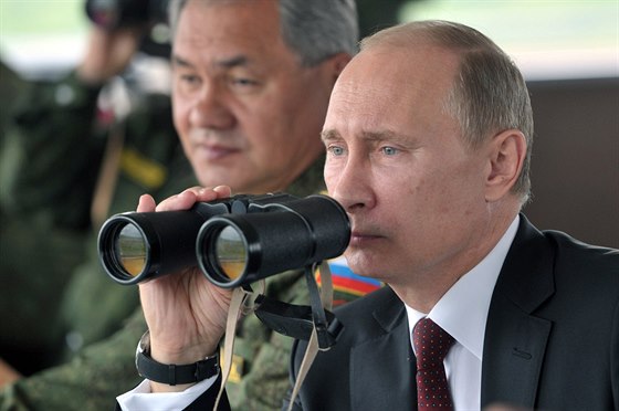 Ruský prezident Vladimir Putin a ministr obrany Sergej ojgu pi vojenském...