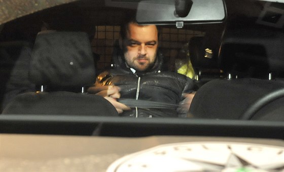 Petr Kramný v policejním vozu, které ho v únoru odvezlo do Karviné k jednání o umístní do vazby.