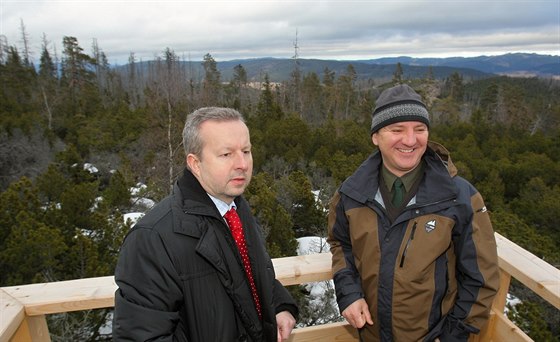 Ministr ivotního prostedí Richard Brabec (vlevo) si prohlédl umavu z vyhlídky u Pleného jezera. Doprovázel ho editel správy parku Jií Mánek. V vak byla postavena bez povolení.