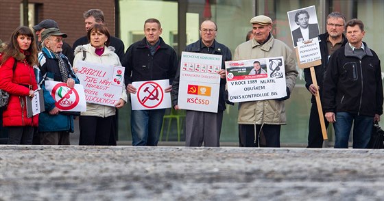 Demonstrace proti komunistm v rad kraje u Krajského úadu v Hradci Králové....