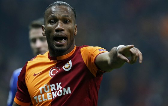 TAM JE BRANKA! Útoník Didier Drogba v zápase Ligy mistr. Jeho Galatasaray
