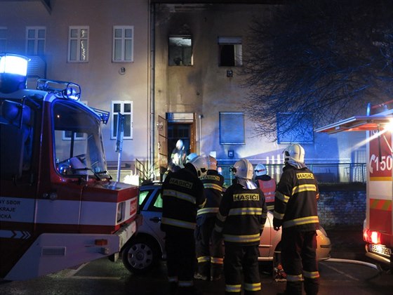 V Brn v ulici Sýpka hoel v noci na sobotu bytový dm, hasii s policisty...