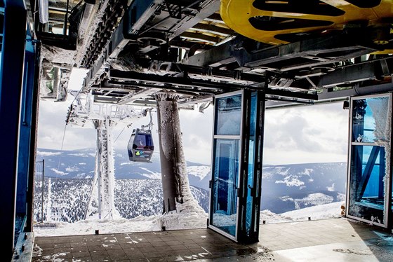 Druhý úsek lanové dráhy z Rové hory na Snku byl oteven v únoru 2014.