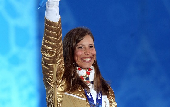 Eva Samková se raduje z vítzství ze zlaté medaile v snowboardkrosu.