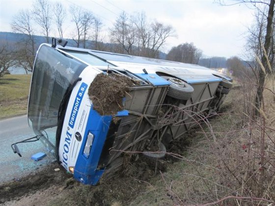 Nehoda autobusu na silnici III. tídy mezi obcemi Dolní ermná a Lankroun.