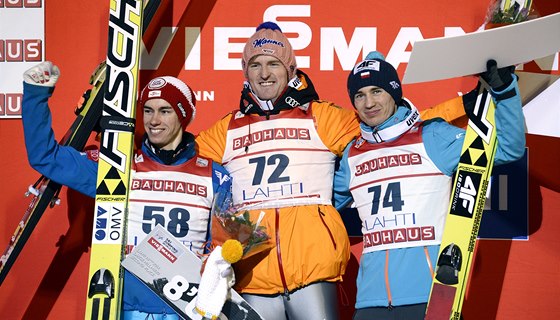 Stupn vítz po závodu skokan na lyích v Lahti: zleva druhý Stefan Kraft,