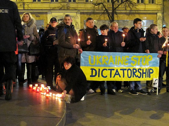 Na podporu protestujících na Ukrajin se ve tvrtek konala obí demonstrace na