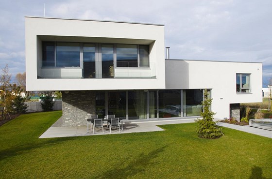 Funkcionalistický vzhled domu odpovídá pedstavám majitel o moderním bydlení.
