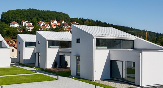 Apartmány jsou velkými prosklenými plochami obrácené k jihu a západu. 