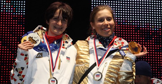 Olympijské vítzky Martina Sáblíková (vlevo) a Eva Samková ukázaly své zlaté...