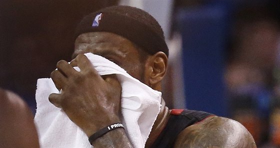 LeBron James z Miami krvácí do runíku, má zlomený nos.