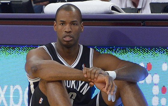 Jason Collins nastupuje v dresu Brooklynu k utkání NBA.