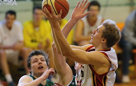 Michal Voldán (vpravo) ze Sr Písek zakonuje pes Jana Nekolného z Basketu...