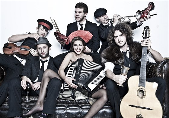 V kapele Molotov Jukebox zpívá Natalie Tena známá jako hereka z Harryho...