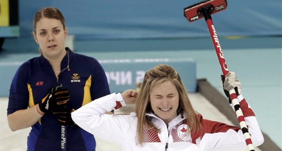 OKAMIK ROZHODNUTÍ. Kanadská curlerka Jennifer Jonesová se raduje ze zisku