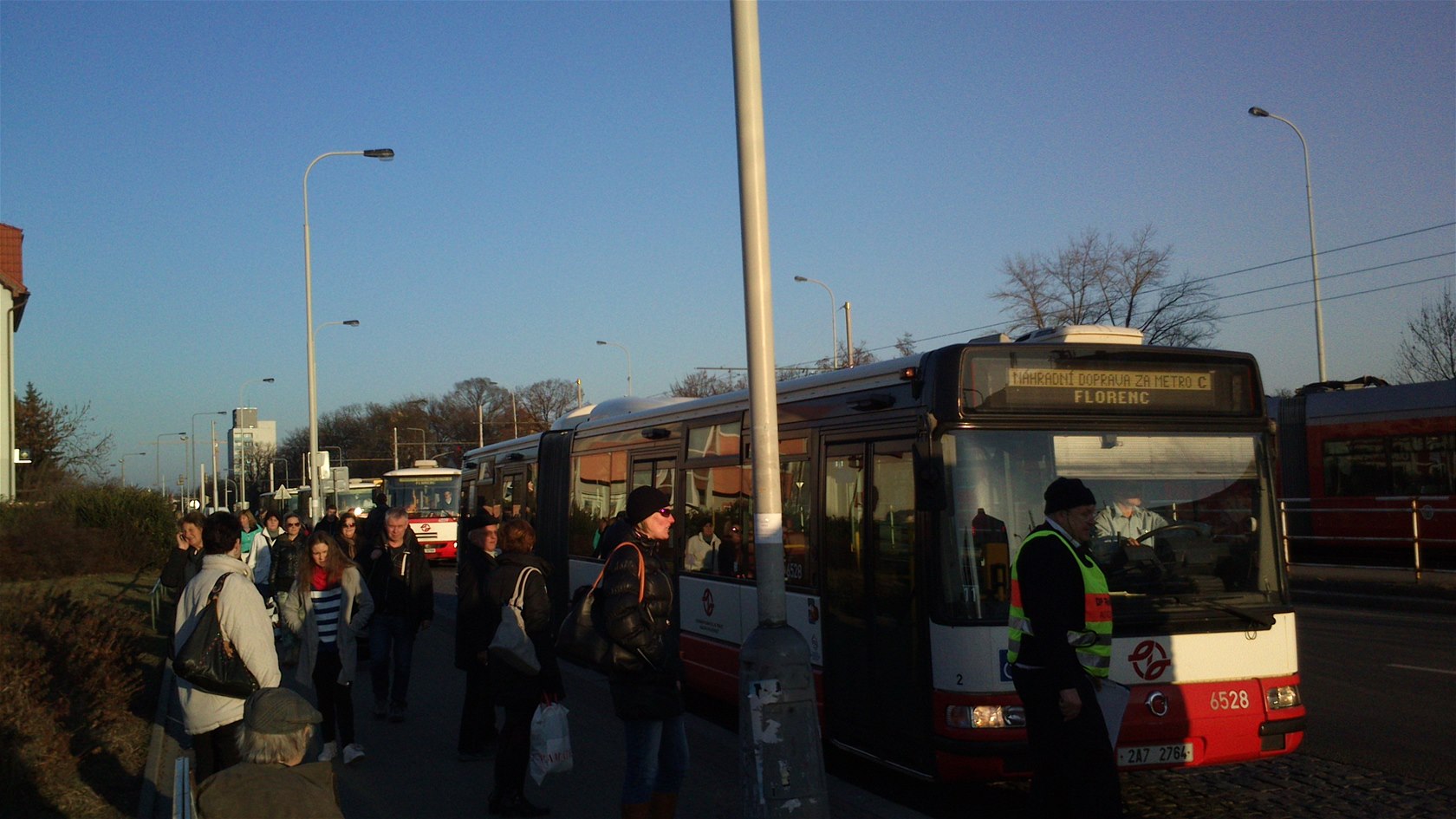 Z dvodu poruchy zabezpeovacího zaízení ve stanici Nádraí Holeovice byl peruen provoz metra (Florenc-Ládví) a byla zavedena náhradní autobusová doprava X-C. Autobusy, které se&nbsp;na Ládví otáely a stály v silnici pi ekání na odjezd&nbsp;skoro z