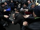 Protivládní demonstranti v Kyjev bijí mue podezelého ze sympatií k...