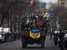 Radost protivládních demonstrant v ulicích Kyjeva (22. února 2014)