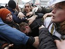 Kyjev. Lyn mue, kterého lidé podezírají ze stelby do demonstrant (22. února...