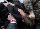 Kyjev. Lyn mue, kterého lidé podezírají ze stelby do demonstrant (22. února...