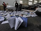 Novinái a dobrovolníci suí a archivují dokumenty, které nali u Janukovyova...
