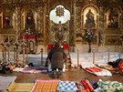 Lidé odpoívají v Chrámu svatého Michala v Kyjev, který se zárove promnil v...