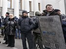 Protivládní demonstranté hlídají vchod do ukrajinského parlamentu v Kyjev....