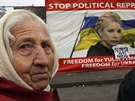 ena prochází kolem plakátu s nkdejí premiérkou Julijí Tymoenkovovou. (22....