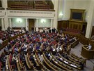 Opoziní lídr Arsenij Jaceuk hovoí v ukrajinském parlamentu (20. 2. 2014)