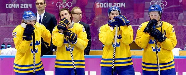 STŘÍBRO. Smutní švédští hokejisté po prohraném olympijském finálovém utkání s... STŘÍBRO. Smutní švédští hokejisté po prohraném olympijském finálovém utkání s...
