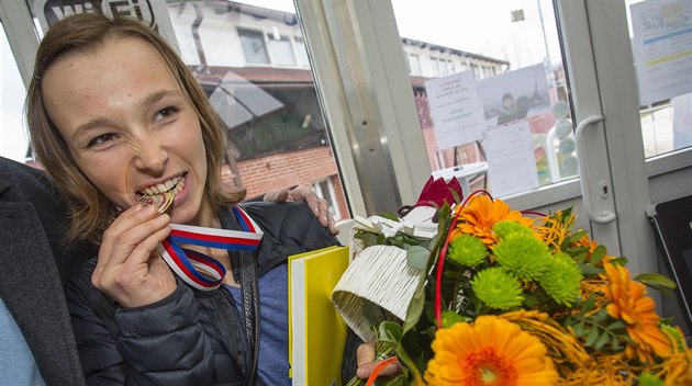 Česká snowboardistka Šárka Pančochová se medaile dočkala až po příjezdu domů.... Česká snowboardistka Šárka Pančochová se medaile dočkala až po příjezdu domů....