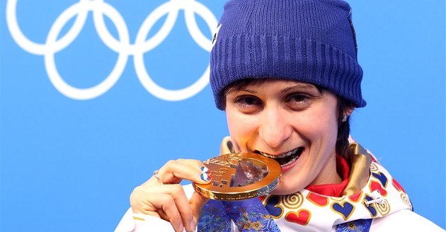 TAKHLE CHUTNÁ ZLATO. Rychlobruslařka Martina Sáblíková se zlatou medailí z her... TAKHLE CHUTNÁ ZLATO. Rychlobruslařka Martina Sáblíková se zlatou medailí z her...