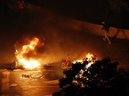 V noci osvtlují venezuelské ulice nejen zapálené pneumatiky, ale i hoící...