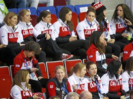Zlaté kanadské hokejistky sledují v hlediti semifinálové utkání USA - Kanada....