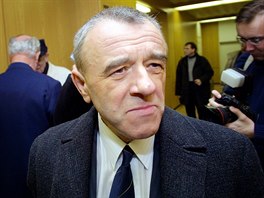 Bval ministr vnitra Richard Sacher u soudu v Praze (5. nora 2002)