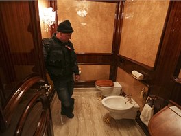 Sociálními sítmi se v sobotu íila fotografie zlaté záchodové mísy vykládané...
