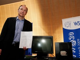 Tim Berners-Lee pzuje u serveru NeXT, na kterm bela jeho prvn webov...