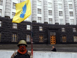 Demonstranti vytvoili str, kter hld budovu kyjevskho parlamentu. (23. 2.