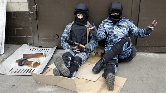 Písluníci speciálních jednotek Berkut prohlásili, e proti demonstrujícím...
