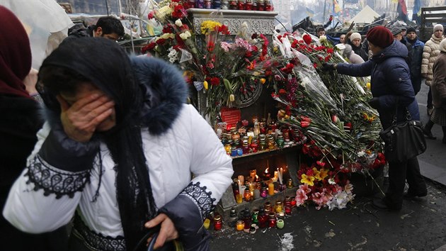 Ukrajinci kladou kvtiny na kyjevsk barikdy (24. nora 2014)