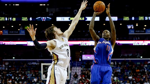 VELK SNAHA OD OBOU. Stl Jamal Crawford z Los Angeles Clippers, blokuje Luke Babbitt z New Orleans.