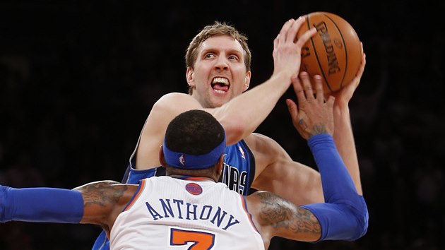 Dirk Nowitzki se chyst ke stele, Carmelo Anthony u mu v tom nezabrn.